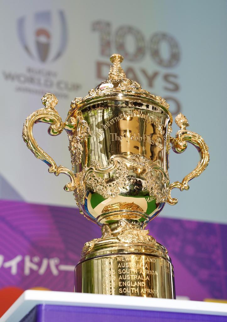 ラグビーW杯の優勝杯「ウェブ・エリス・カップ」=12日午後、東京・丸の内