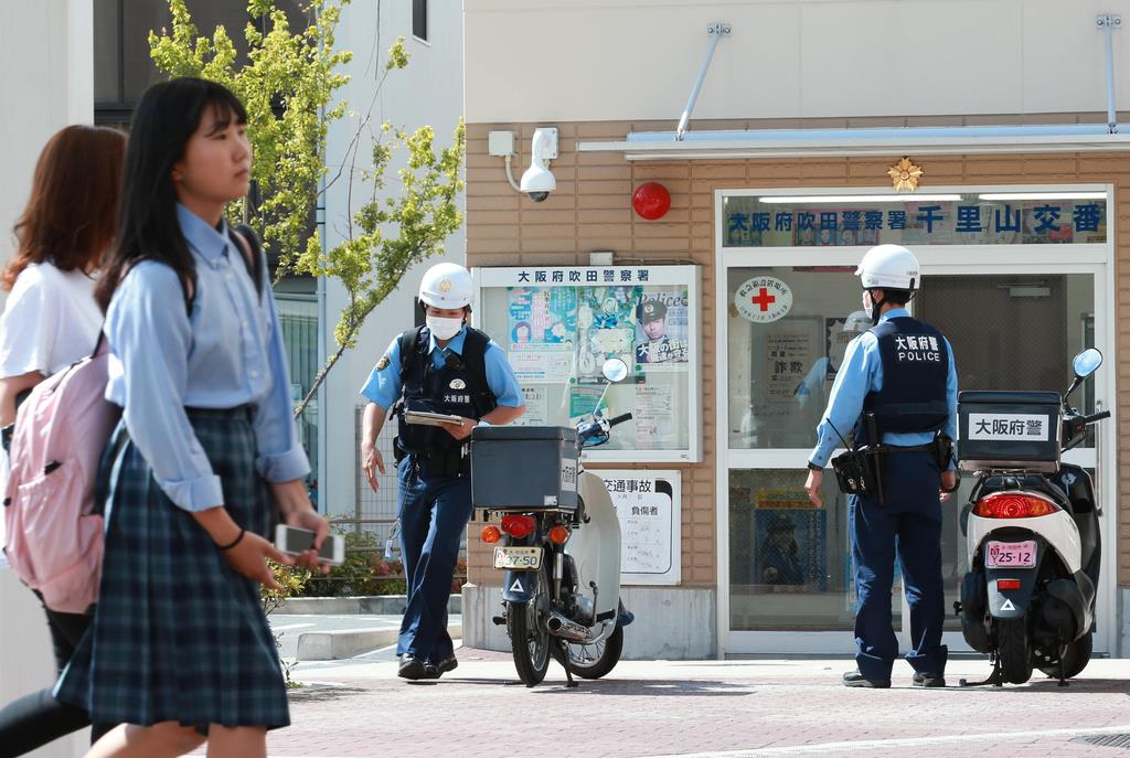 容疑者が逮捕され、現場の千里山交番前には警察官の姿も見られた=17日午前9時0分、大阪府吹田市(鳥越瑞絵撮影)