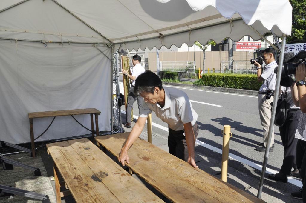 撤去される献花台=26日午前、京都市伏見区