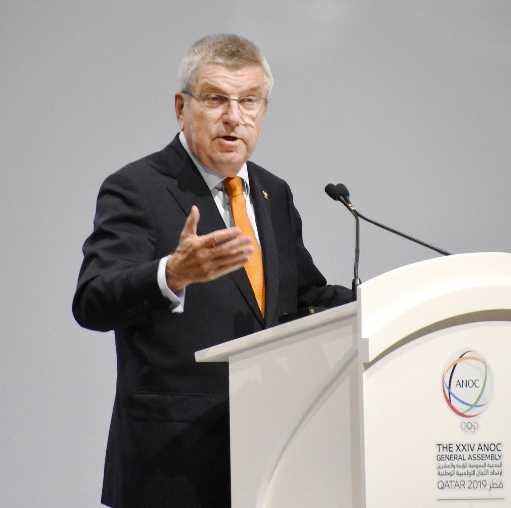 ANOC総会でスピーチするIOCのバッハ会長=17日、ドーハ(共同)