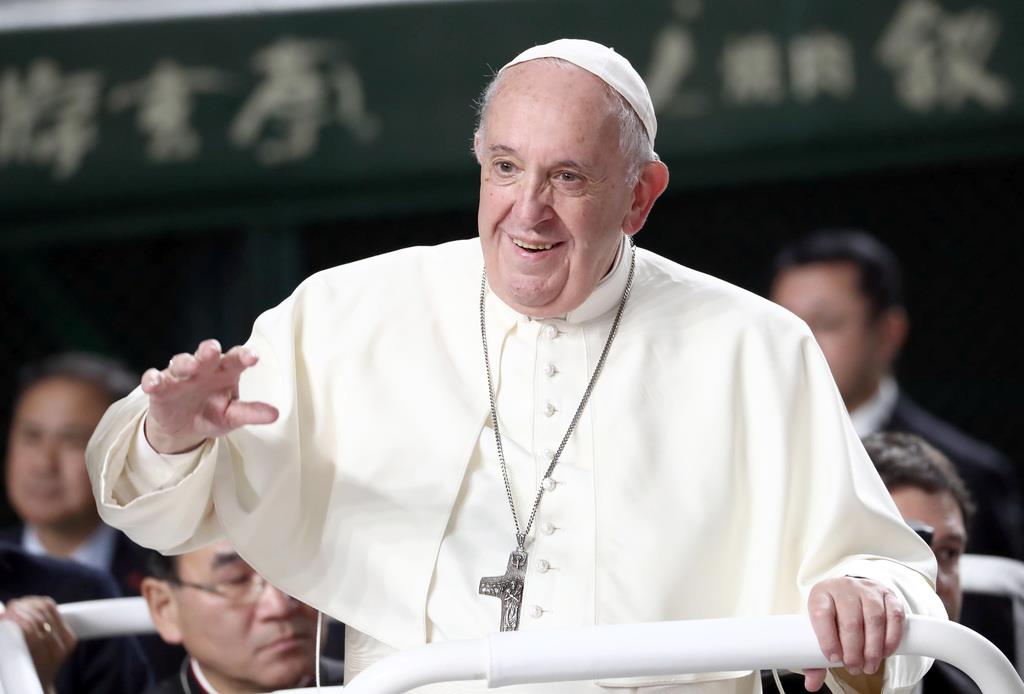 ミサのため東京ドームに入場するローマ教皇フランシスコ=25日午後、東京都文京区(桐山弘太撮影)