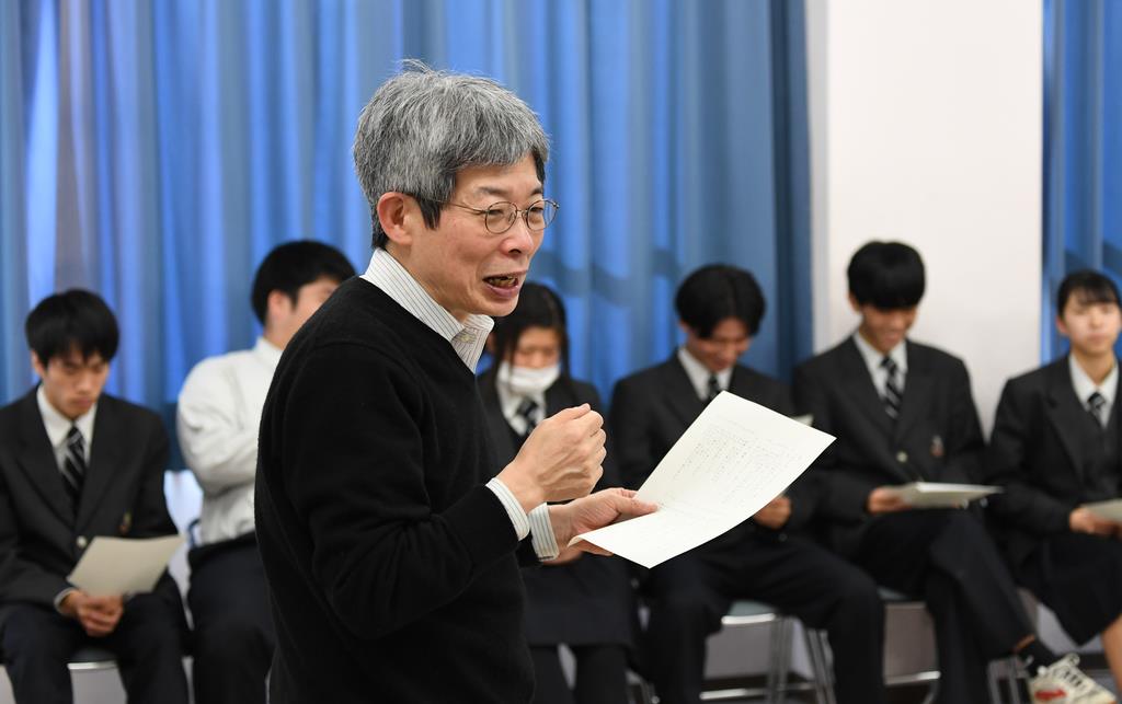 県立豊岡総合高校で授業をする平田オリザさん=兵庫県豊岡市 (安元雄太撮影)