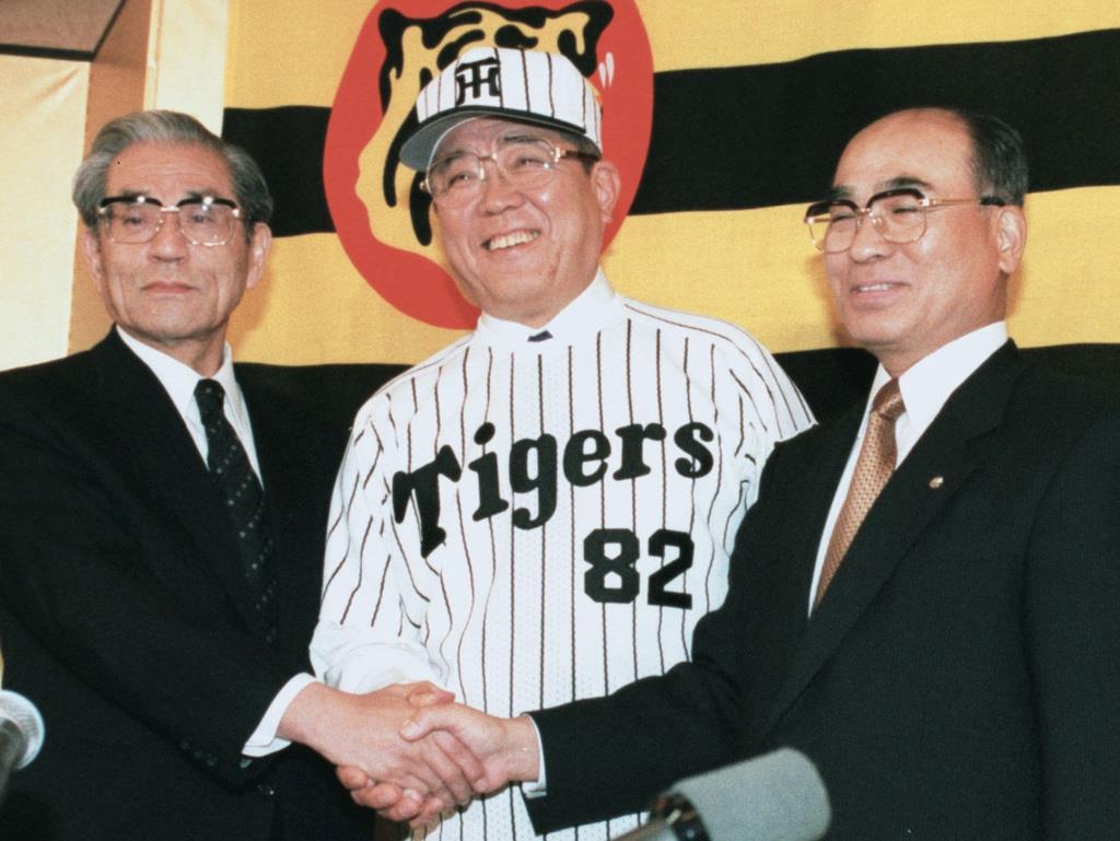 平成10年10月、阪神の監督就任会見で握手する野村克也さん。左は久万俊二郎オーナー、右は高田順弘球団社長=大阪市内のホテル