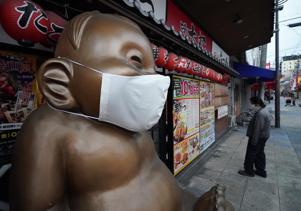 休業中の串カツ店前に設置されたマスク姿のビリケンさん=9日午後、大阪市浪速区の新世界(恵守乾撮影)