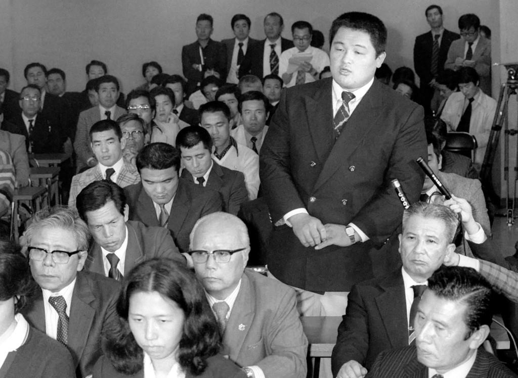 1980年4月、モスクワ五輪への参加問題緊急会議で、選手を代表して参加を訴える山下泰裕氏=東京・岸記念体育会館