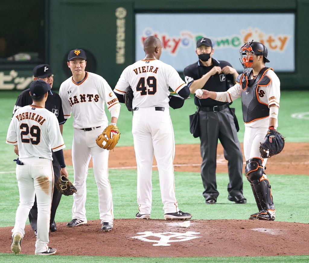 2日の練習試合に出場した巨人の坂本、大城ら(撮影・中井誠)
