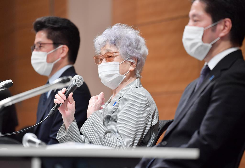 横田滋さんが亡くなったことを受け、会見する妻の早紀江さん(中央)ら=9日午後、東京都千代田区(宮崎瑞穂撮影)