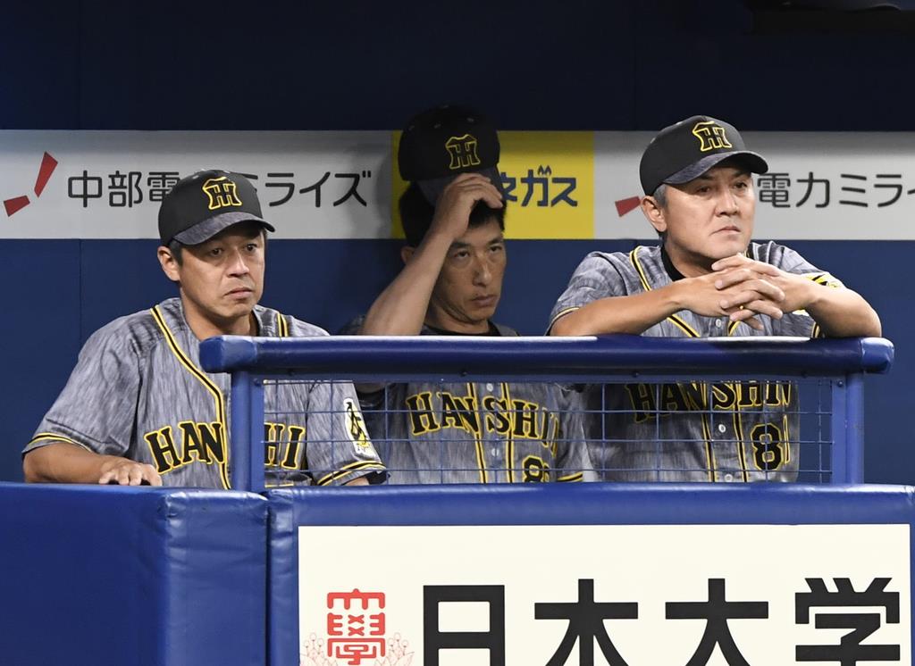 ベンチで険しい表情の阪神・矢野燿大監督=ナゴヤドーム(撮影・甘利慈)