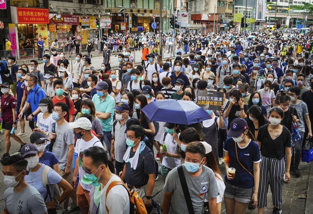 香港返還23年を迎え、国安法に抗議しデモ行進する大勢の人たち=1日、香港(AP)
