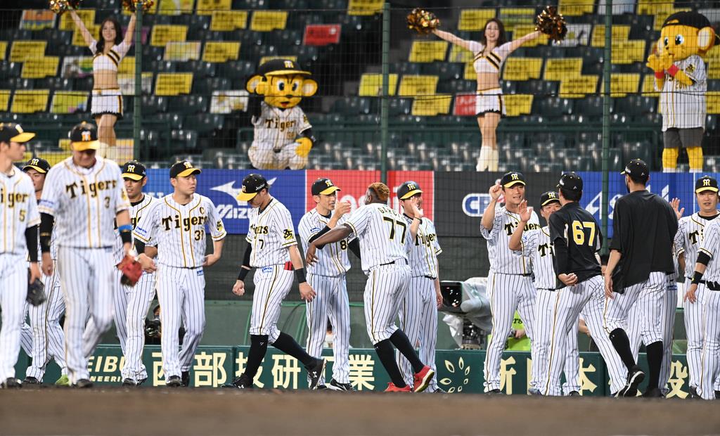 試合に勝利し喜ぶ阪神ナイン。10日から観客受け入れが始まる=甲子園球場(撮影・水島啓輔)