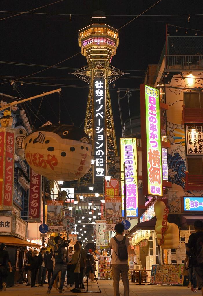 「大阪モデル」で新型コロナウイルスの感染拡大の警戒を示すため黄色に点灯された通天閣=12日午後8時24分、大阪市浪速区 (安元雄太撮影)