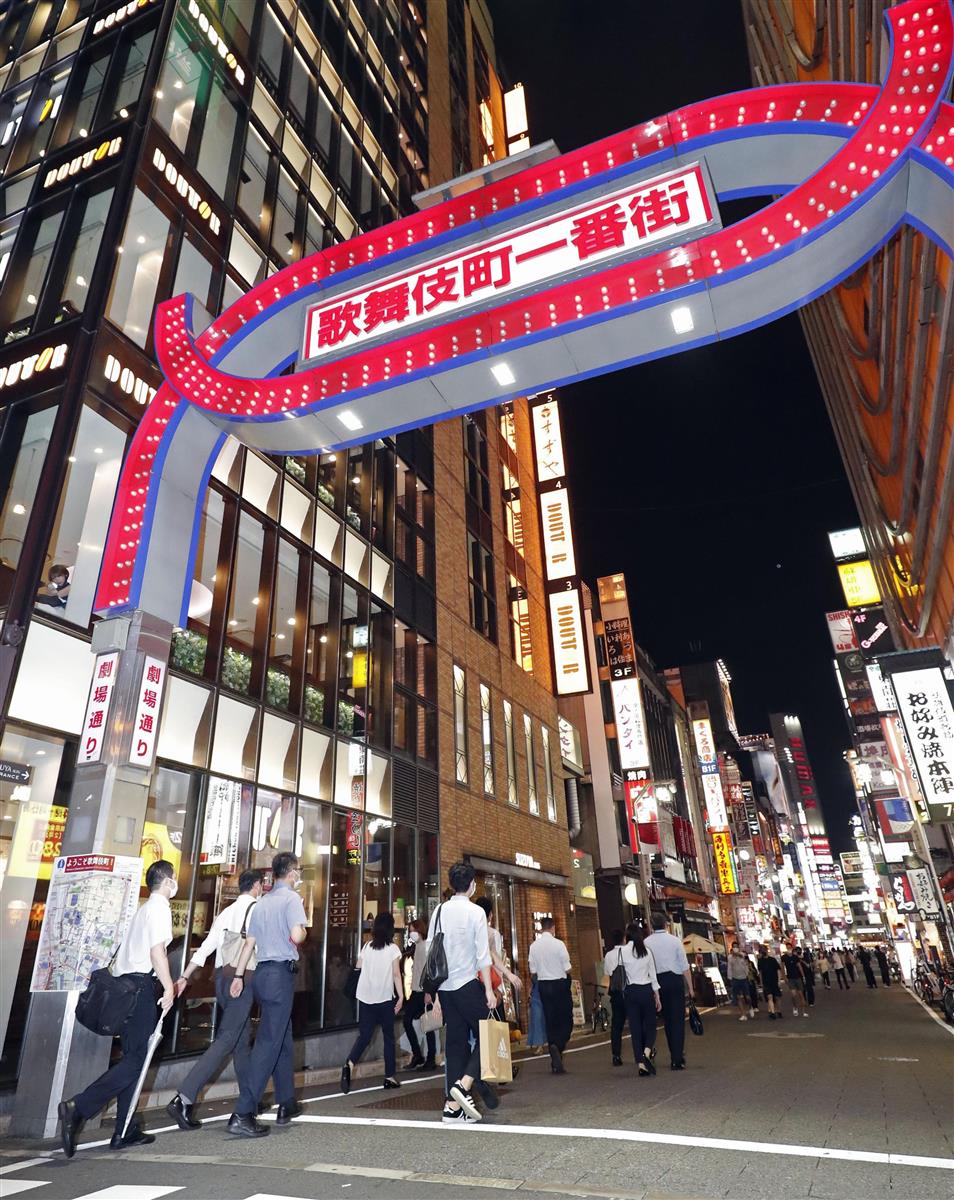 東京・新宿の歌舞伎町で、風営法に基づく立ち入り調査に向かう警視庁の捜査関係者と新型コロナウイルスの感染予防策の実施状況の確認に向かう都職員ら=24日夜