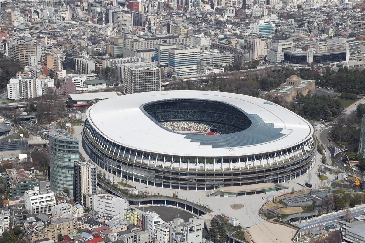 五輪会場の国立競技場。ICTの活用が不可欠となっている=東京都新宿区(本社ヘリから、彦野公太朗撮影)