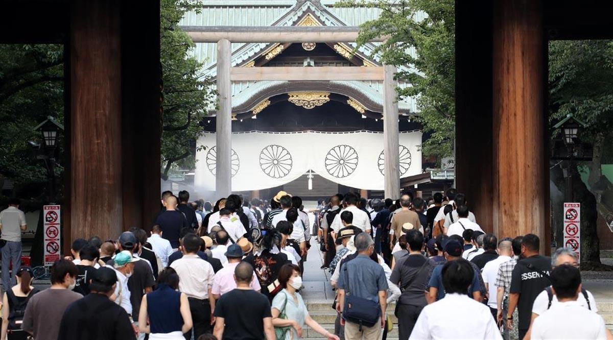 75回目の「終戦の日」を迎え、靖国神社には多くの参拝者が訪れた=15日午前、東京都千代田区(川口良介撮影)