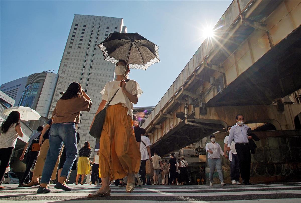 大阪駅前を行きかう人の多くが新型コロナウイルス感染の予防のため、マスクを着用していた=19日、大阪市北区(渡辺恭晃撮影)