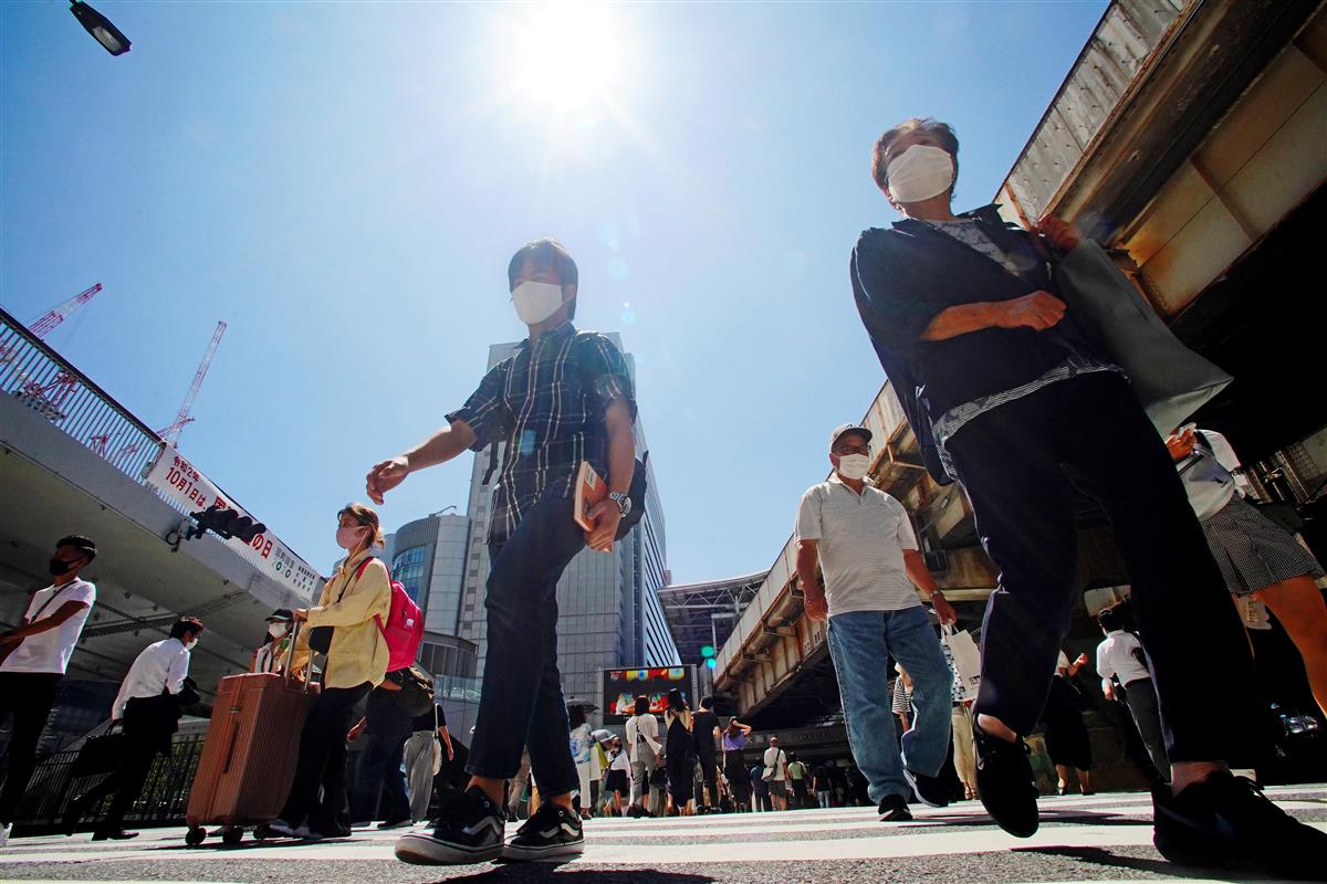 大阪駅前を行きかう人の多くが新型コロナウイルス感染の予防のため、マスクを着用していた=19日、大阪市北区(渡辺恭晃撮影)