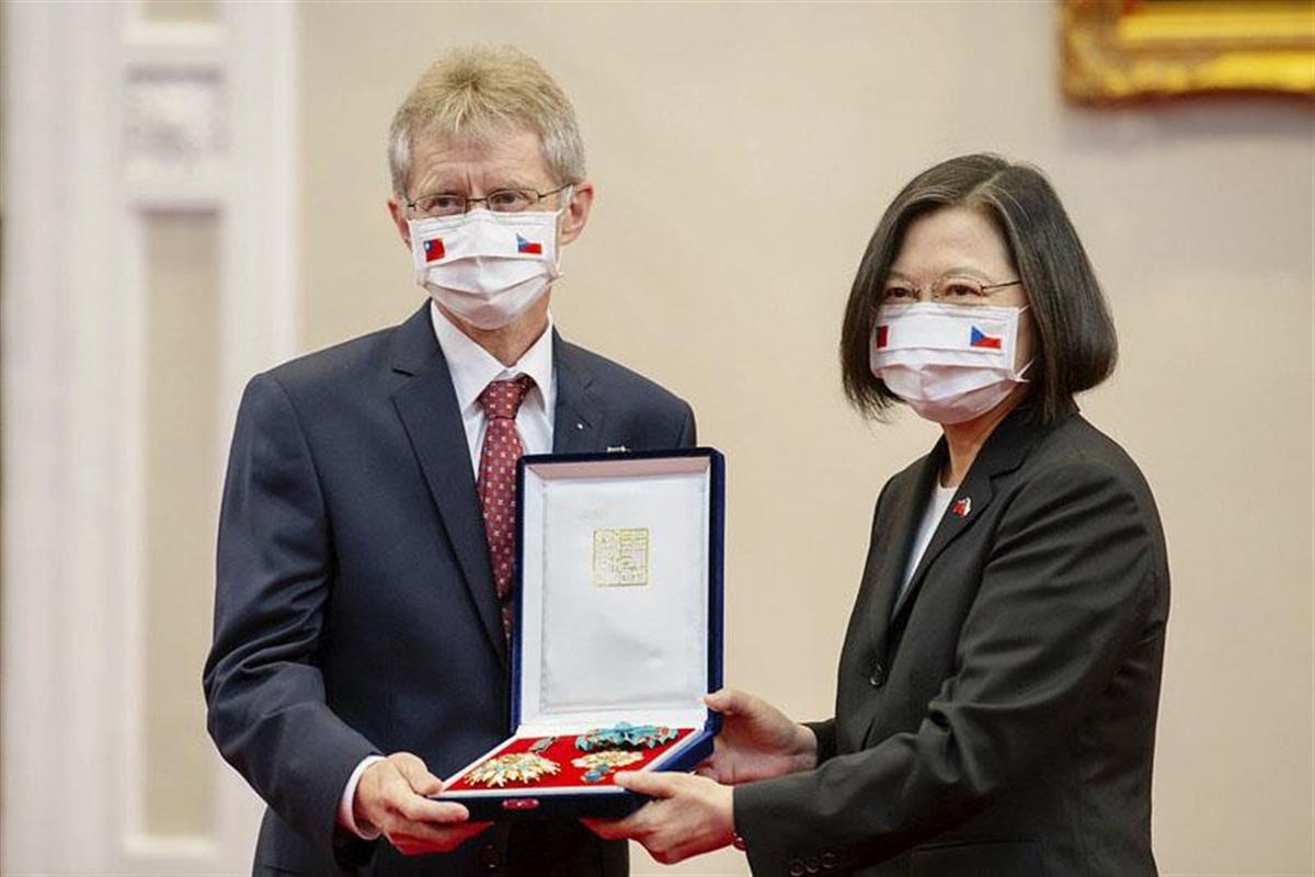 台湾総統府でチェコのビストルチル上院議長(左)に、故クベラ前任議長へ授与した勲章を渡す蔡英文総統=3日、台北(台湾総統府提供・共同)