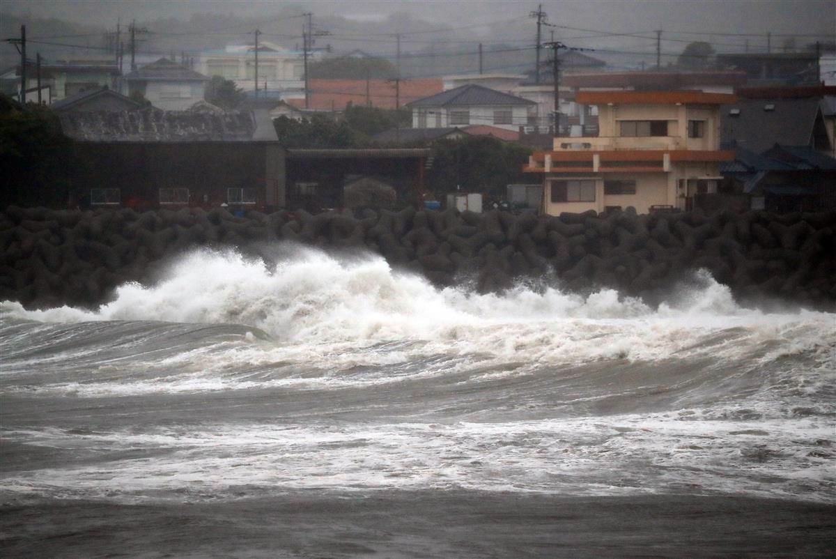 台風10号のため、鹿児島県枕崎市の沿岸では、強風の中、高いしぶきをあげる荒波がみられた=6日午後、鹿児島県枕崎市(佐藤徳昭撮影)
