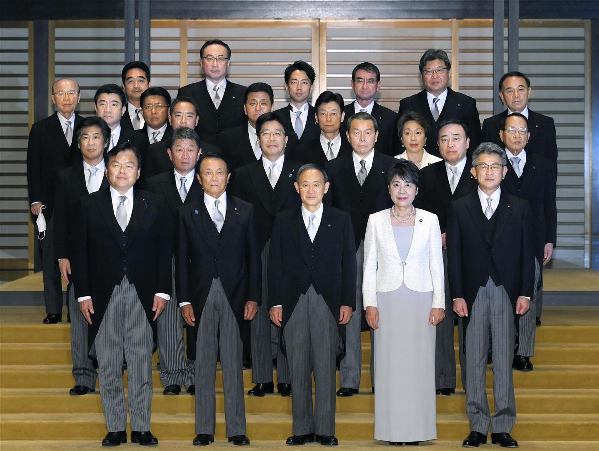 認証式を終え、記念写真に納まる菅義偉首相(前列中央)と閣僚ら=16日午後8時14分、宮殿・北車寄