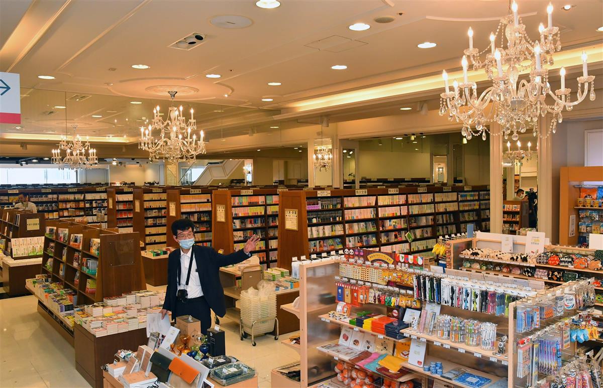 明るい雰囲気のジュンク堂書店福岡店=福岡市中央区(中村雅和撮影)