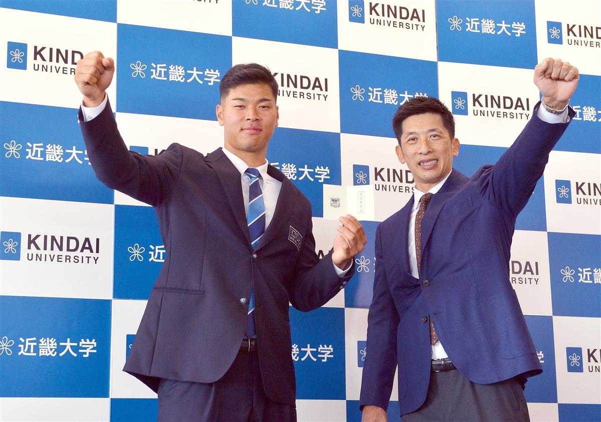 阪神からドラフト1位の指名挨拶を受けた佐藤輝明。右は矢野燿大監督(林俊志撮影)
