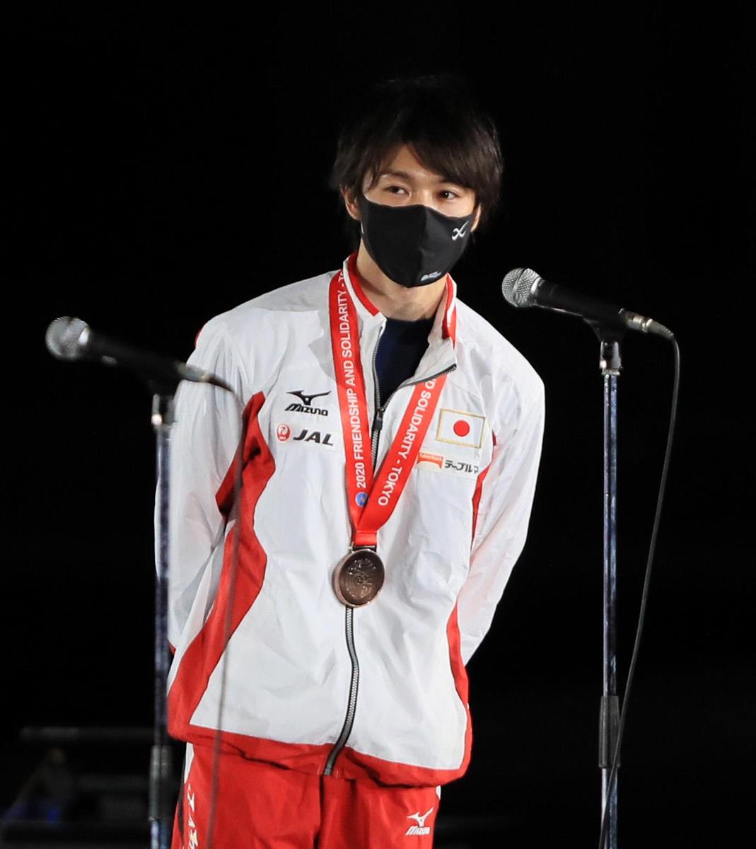 あいさつする内村航平選手=8日、東京都渋谷区