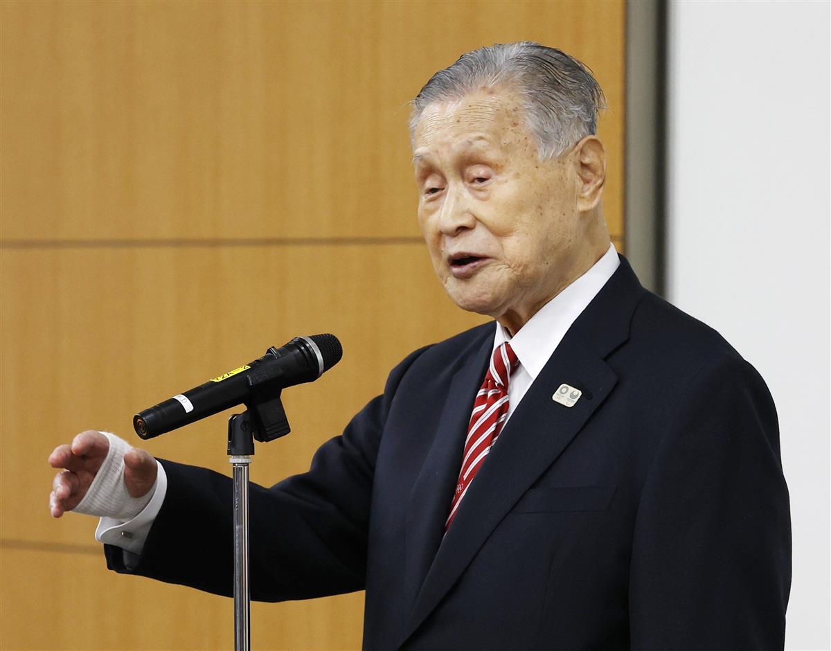 記者会見する東京五輪・パラリンピック組織委員会の森喜朗会長=4日午後2時14分、東京都中央区(代表撮影)