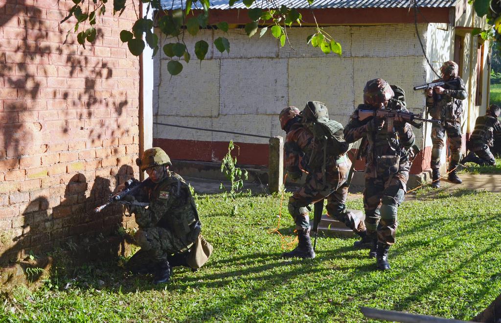 インド北東部ミゾラム州で１２日、陸上自衛隊とインド陸軍の共同訓練が行われ、両者はテロ対策などで連携を深めた（森浩撮影）