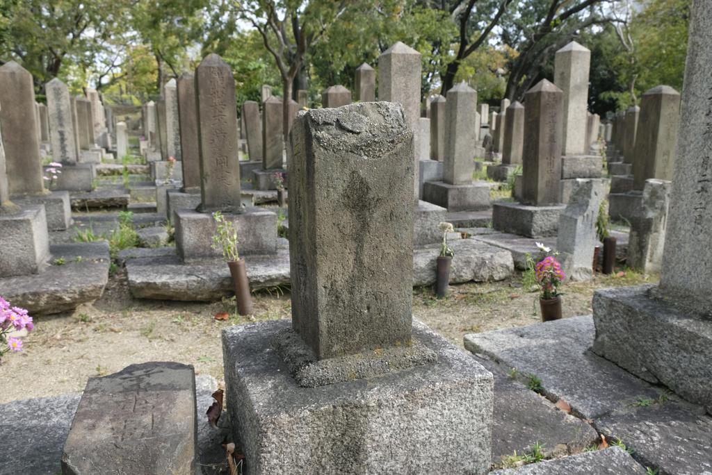 老朽化した墓石も多数見られる旧真田山陸軍墓地＝大阪市天王寺区