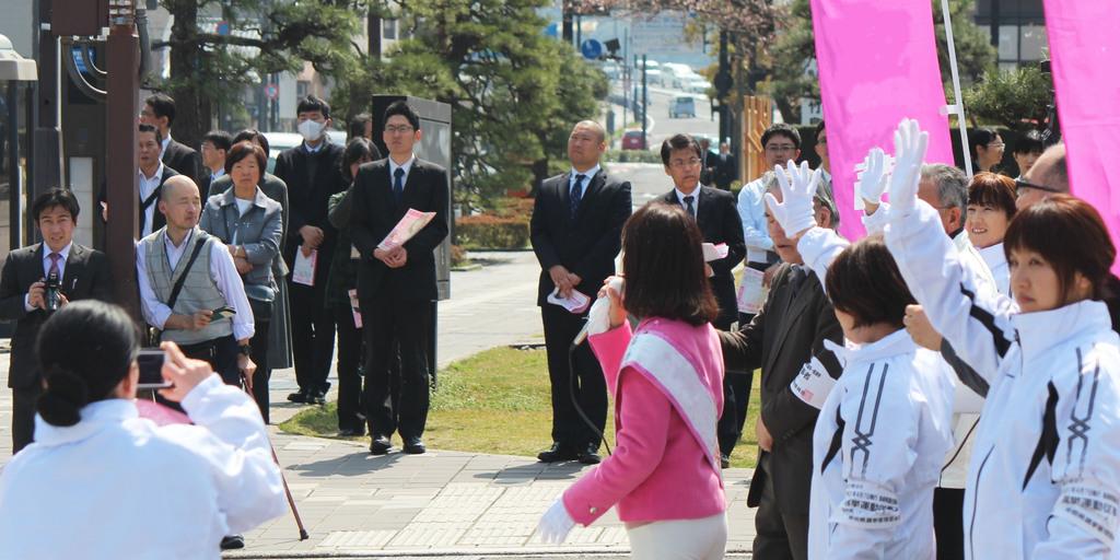 街頭演説で公約などを訴える候補者=松江市