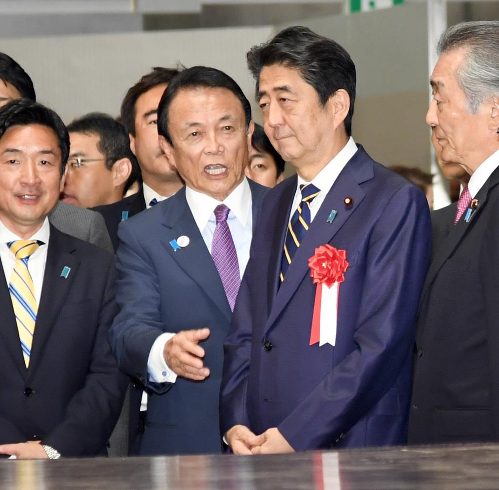 志公会(麻生派)パーティーに出席した安倍晋三首相(右から2人目)と言葉を交わす麻生太郎副総理兼財務相=東京・紀尾井町のホテルニューオータニ(酒巻俊介撮影)