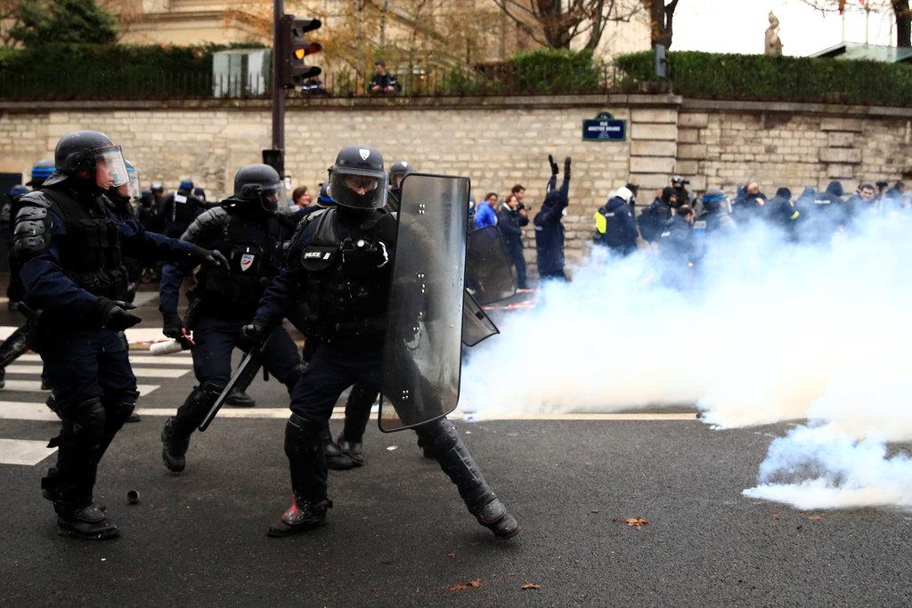 パリ・コンコルド広場でのデモに対応する警察官ら＝３日（ロイター）
