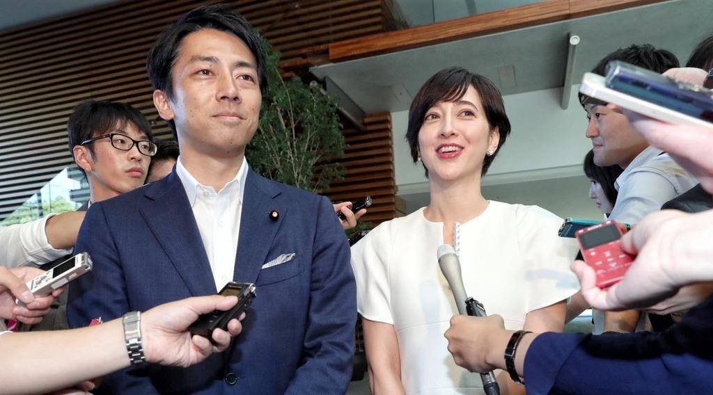 安倍晋三首相と菅義偉官房長官へ結婚の報告を終え記者団の質問に答える自民党・小泉進次郎氏(左)と滝川クリステルさん=7日午後、首相官邸(春名中撮影)