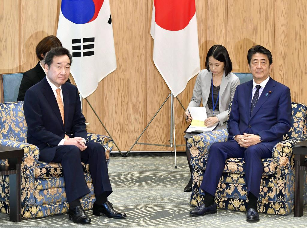会談に臨む韓国の李洛淵首相（左）と安倍晋三首相＝１０月２４日午前、首相官邸
