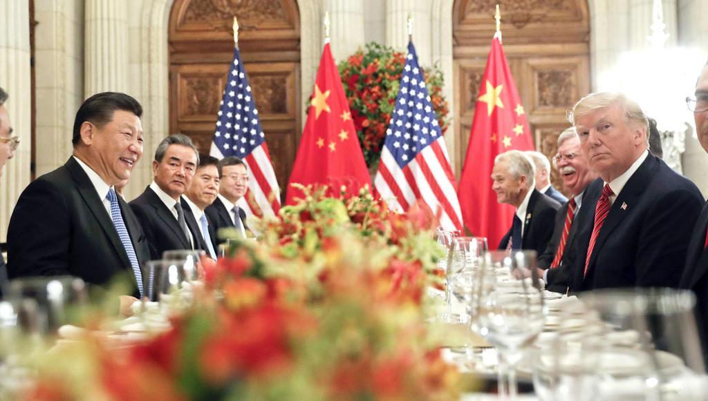 中国の習近平国家主席（左端）との会談に臨むトランプ米大統領（右端）＝１日、ブエノスアイレス（ＡＰ）