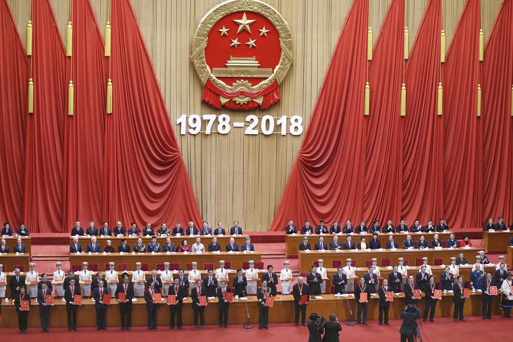 改革・開放政策の４０周年記念大会で表彰される功労者（前列）ら＝１８日、北京の人民大会堂（共同）