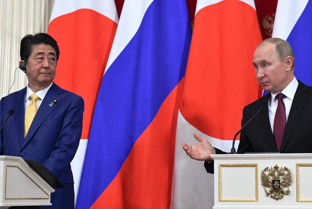 共同記者発表する安倍晋三首相（左）とロシアのプーチン大統領＝２２日、モスクワのクレムリン（ロイター）