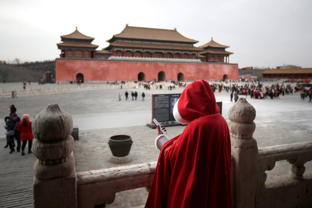 紫禁城で旧正月を祝う人ら＝１月３０日、北京（ロイター）