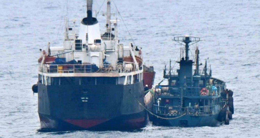 東シナ海での「瀬取り」が疑われる北朝鮮船籍のタンカー(左)と船籍不明の小型船舶=1月18日(防衛省提供)