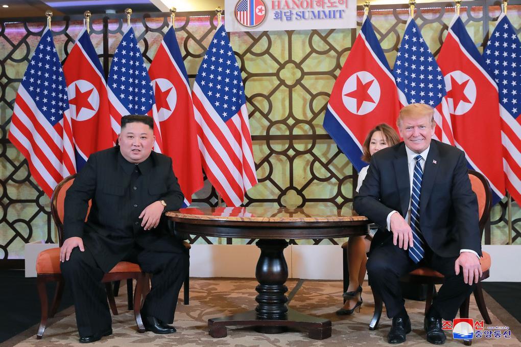 2月28日、トランプ米大統領(右)と会談する金正恩朝鮮労働党委員長(左)=ハノイ・メトロポールホテル(朝鮮中央通信=朝鮮通信)