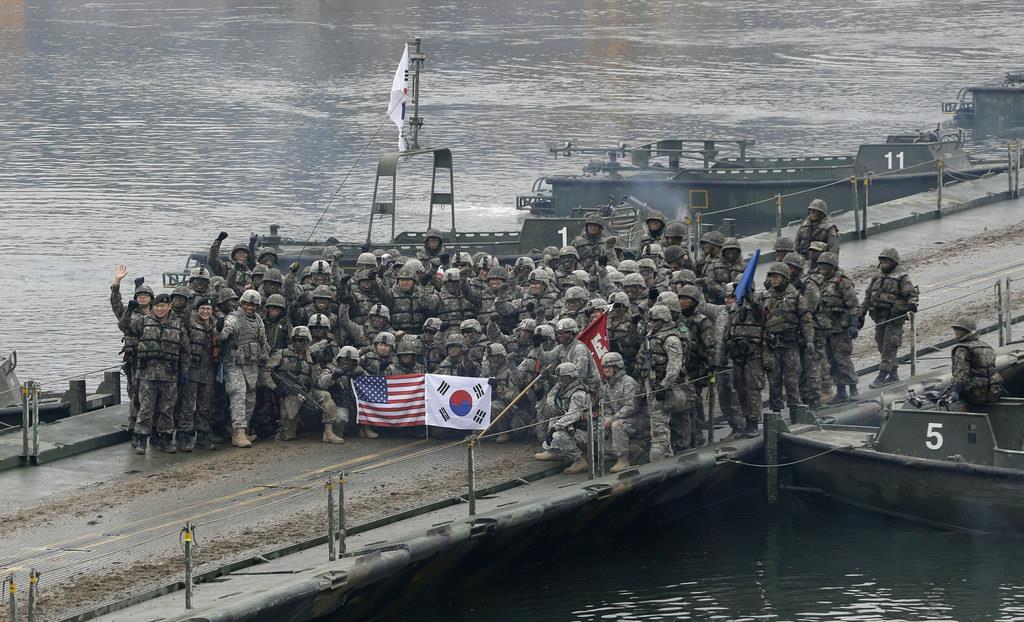 韓国・漢灘江での米韓合同演習の様子＝２０１５年１２月（ＡＰ）