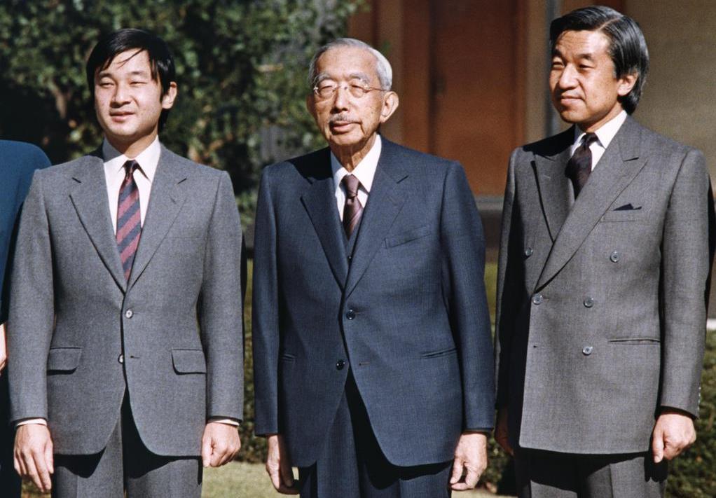 宮殿の庭で撮影に応じられる皇太子さま、昭和天皇、天皇陛下=1987年11月22日