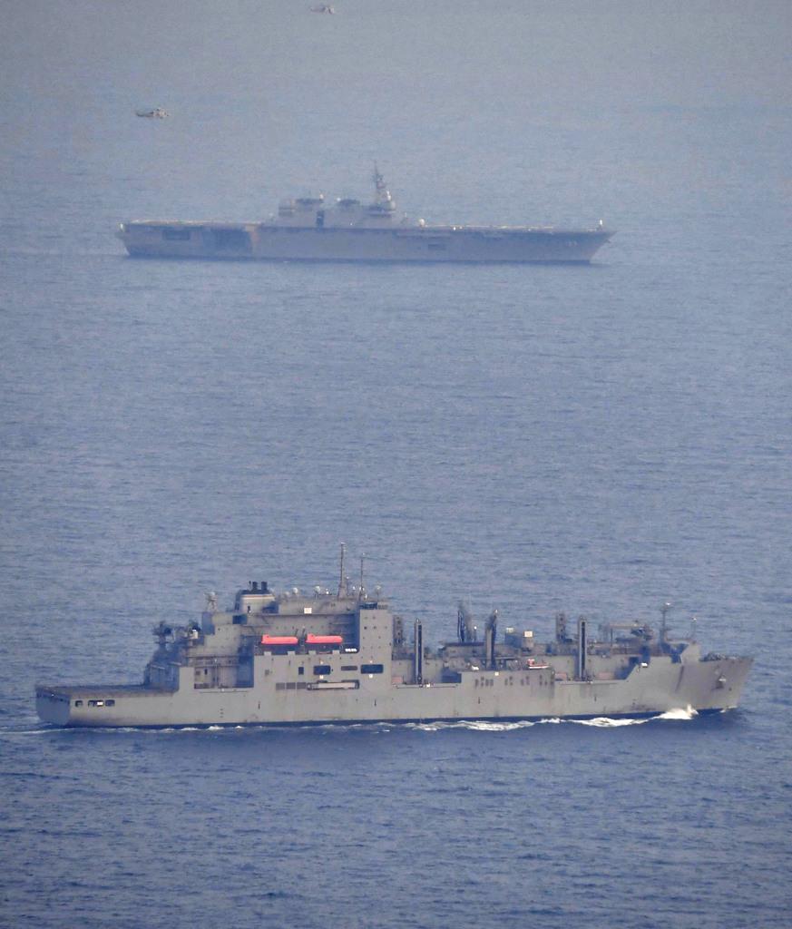 安保関連法に基づく「武器等防護」のため、米海軍補給艦(手前)と共に航行する海上自衛隊の護衛艦「いずも」=2017年5月、伊豆諸島・神津島沖