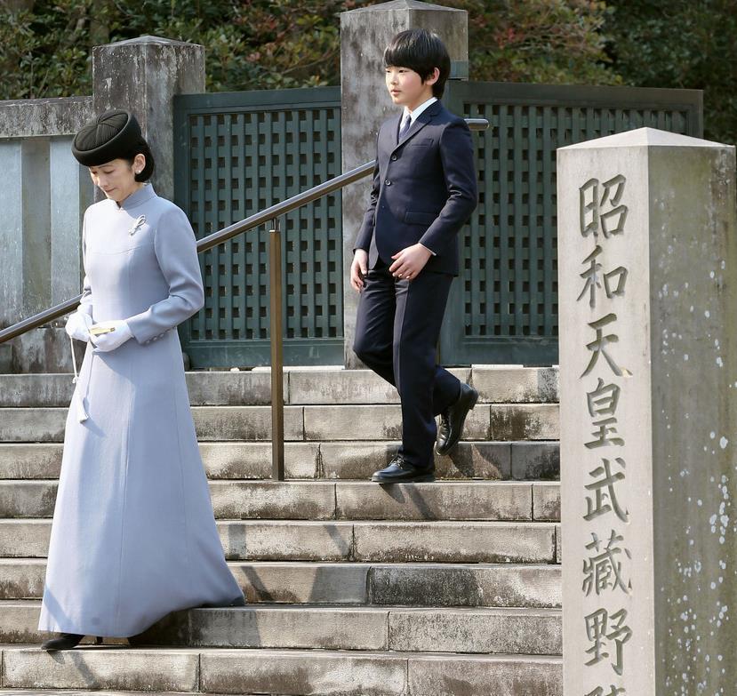 昭和天皇が埋葬されている武蔵野陵を参拝された秋篠宮妃紀子さまと長男、悠仁さま=16日午後、東京都八王子市(代表撮影)