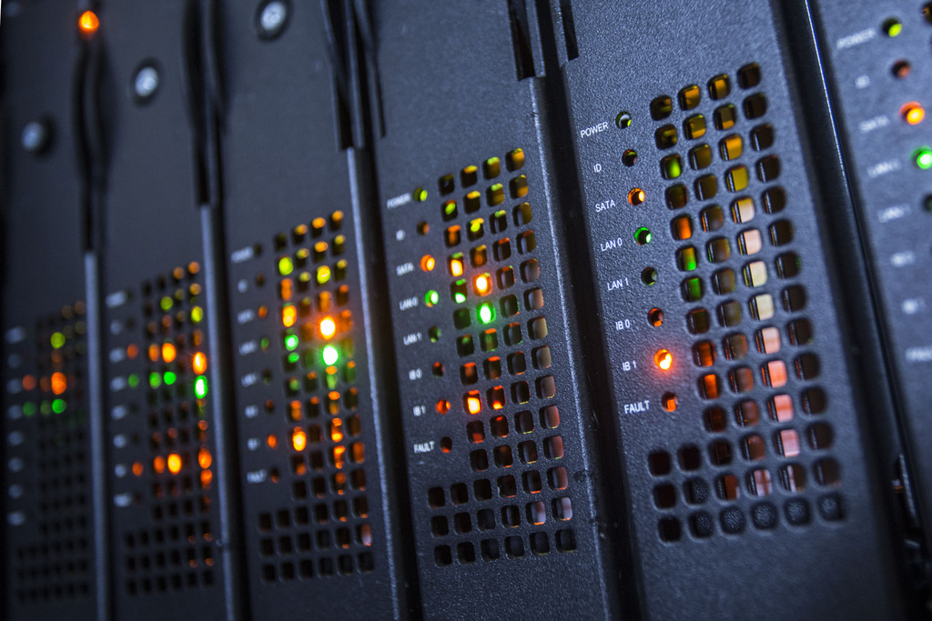 スーパーコンピューターの動作を示すライト。AI技術の高度化につれ懸念も高まる(ブルームバーグ)