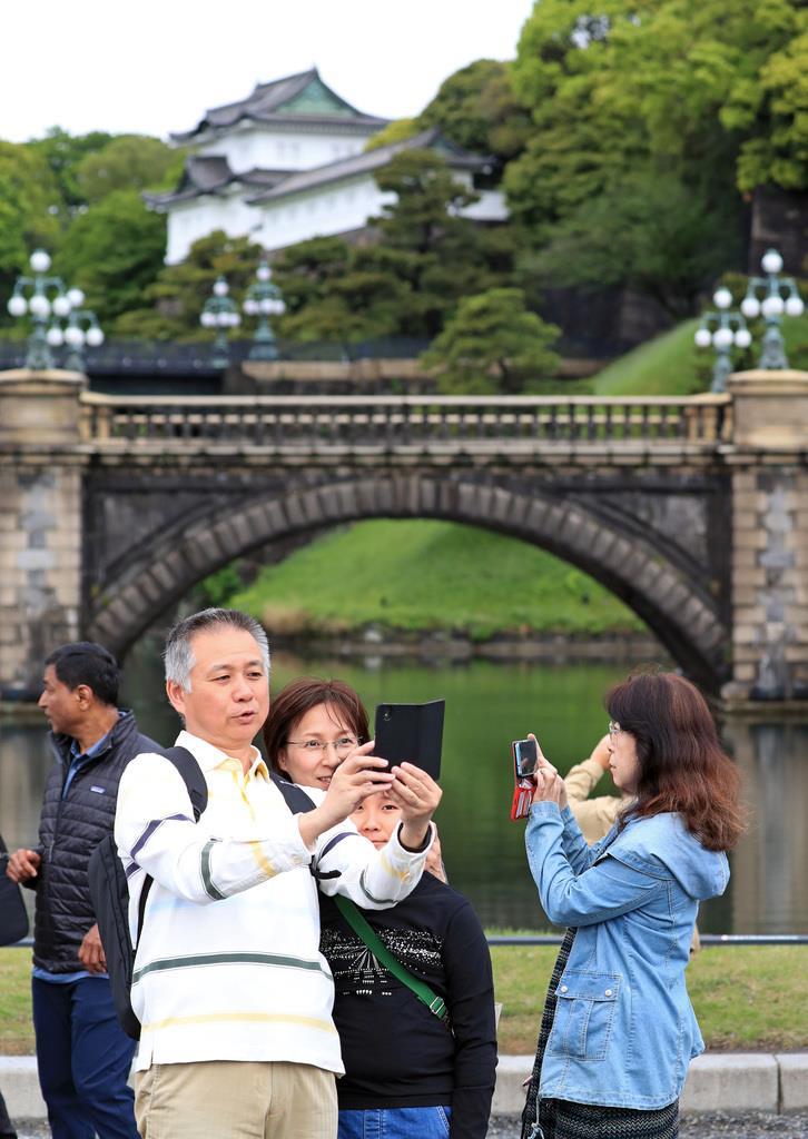 改元の日、皇居・二重橋前では記念撮影する人の姿も見られた＝１日午前、東京都千代田区（桐原正道撮影）
