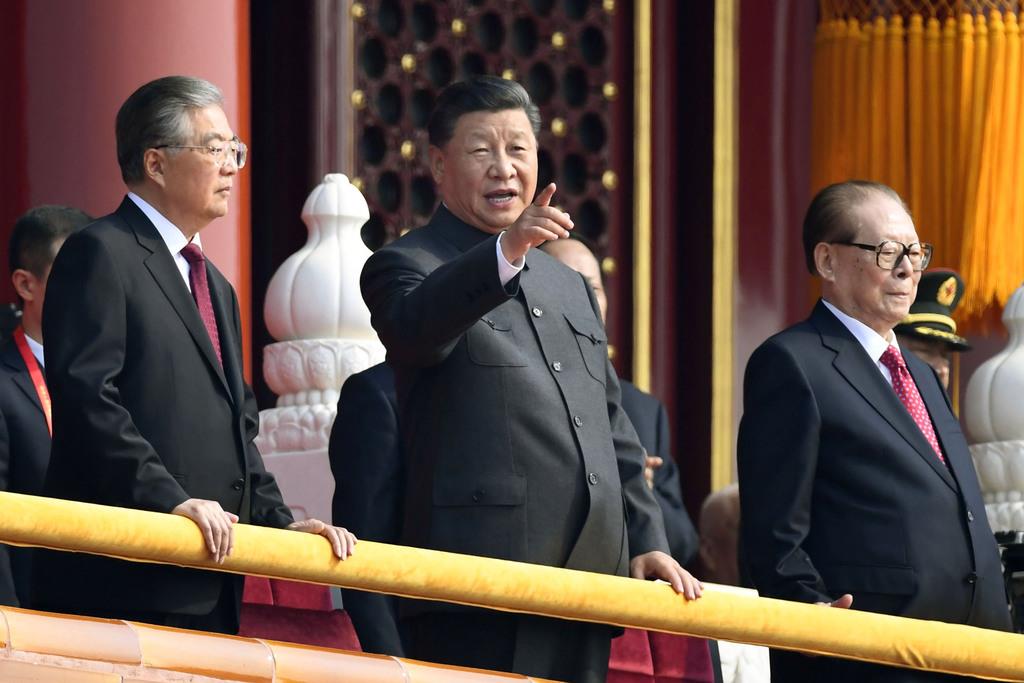 中国建国70年を迎え、記念式典に臨む(左から)胡錦濤前国家主席、習近平国家主席、江沢民元国家主席=10月1日、北京の天安門(共同)