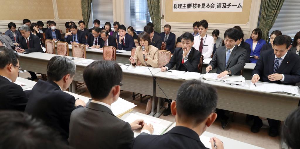 総理主催「桜を見る会」追求チームに出席した野党各党の議員らは、関係省庁の職員(手前)からヒアリングを行った=11月12日午後、国会内(春名中撮影)