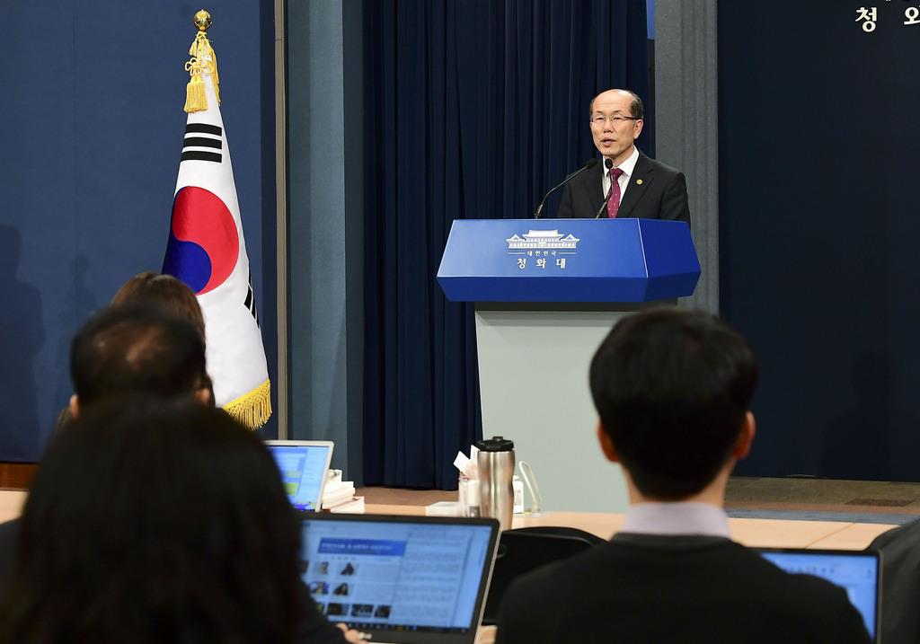 日韓の軍事情報包括保護協定(GSOMIA)について記者会見する韓国大統領府の金有根・国家安保室第1次長=11月22日、ソウル(共同)
