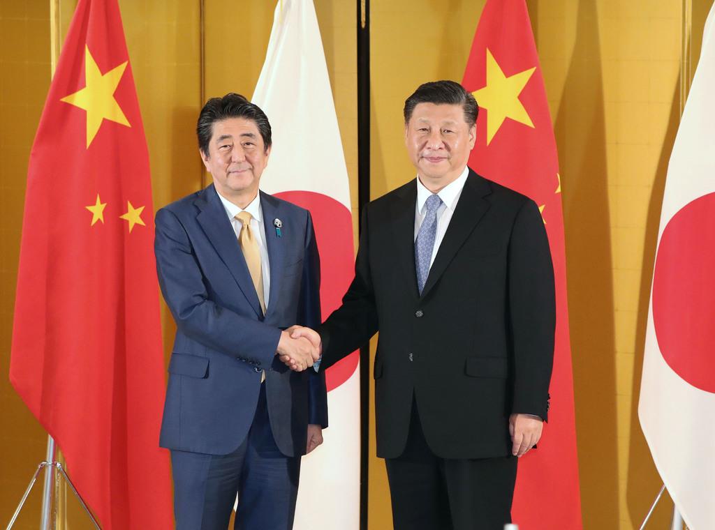 中国の習近平国家主席（右）と握手する安倍首相＝２０１９年６月、大阪市内のホテル
